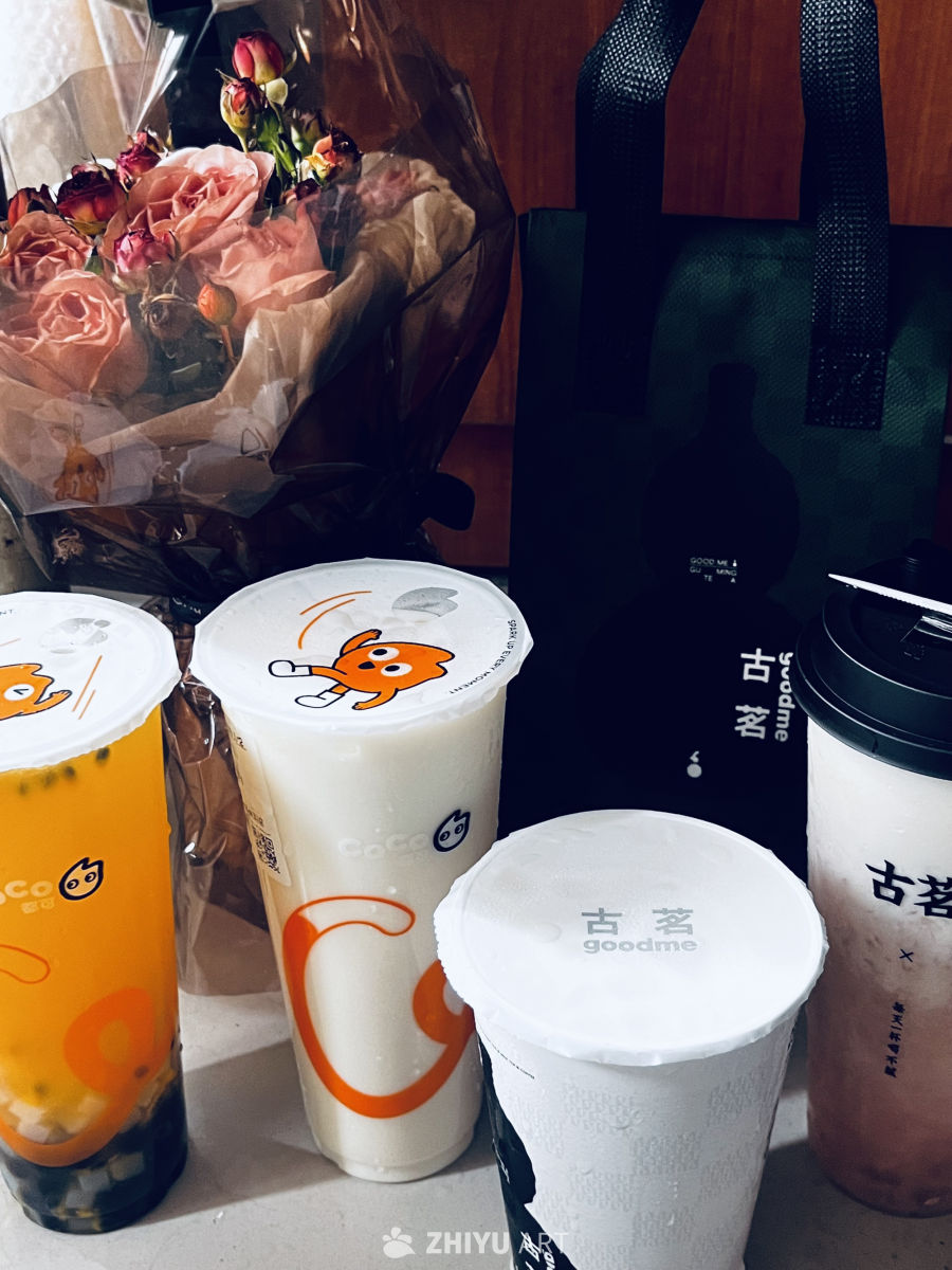 奶茶与花束的甜蜜时光
