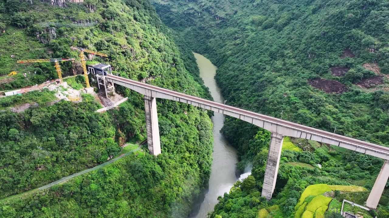 4k航拍货运火车经过大桥峡谷 交通运输