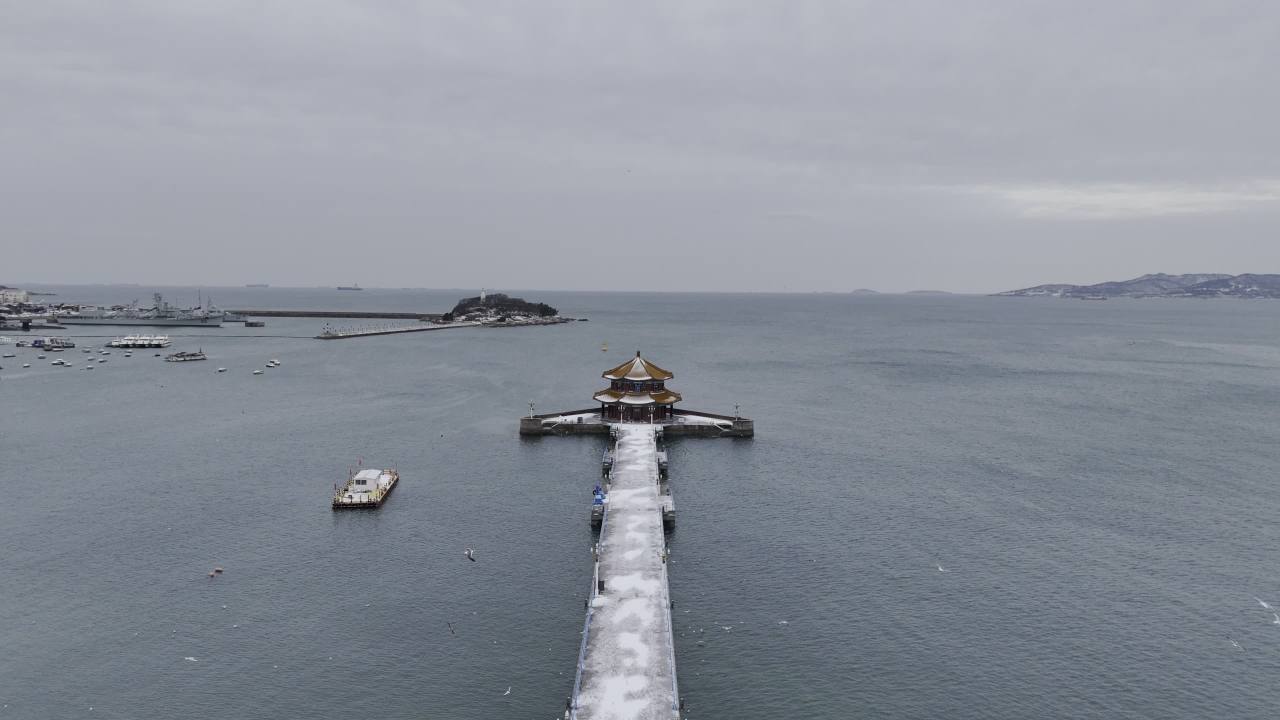 青岛市南老城区栈桥海边雪景航拍 8