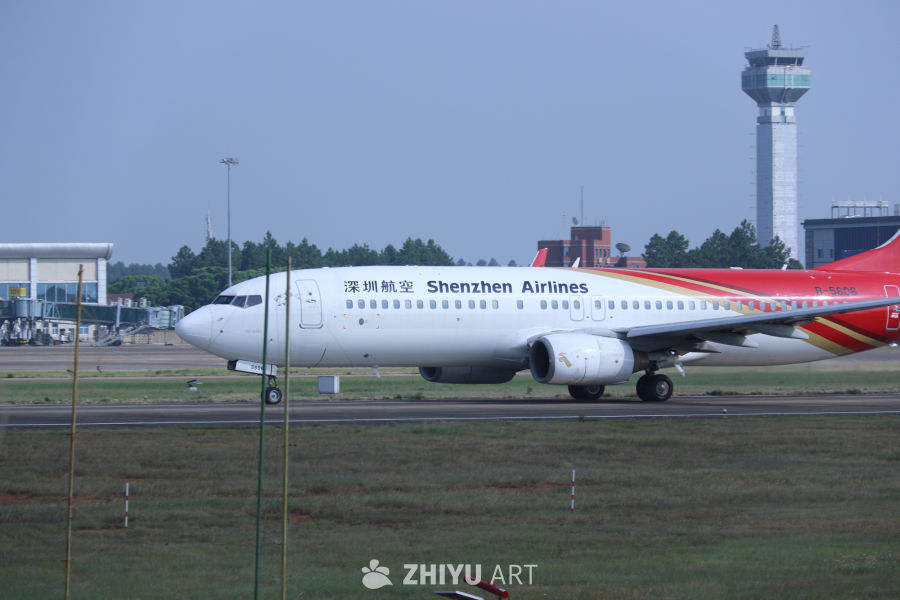 深圳航空飞机在机场跑道上