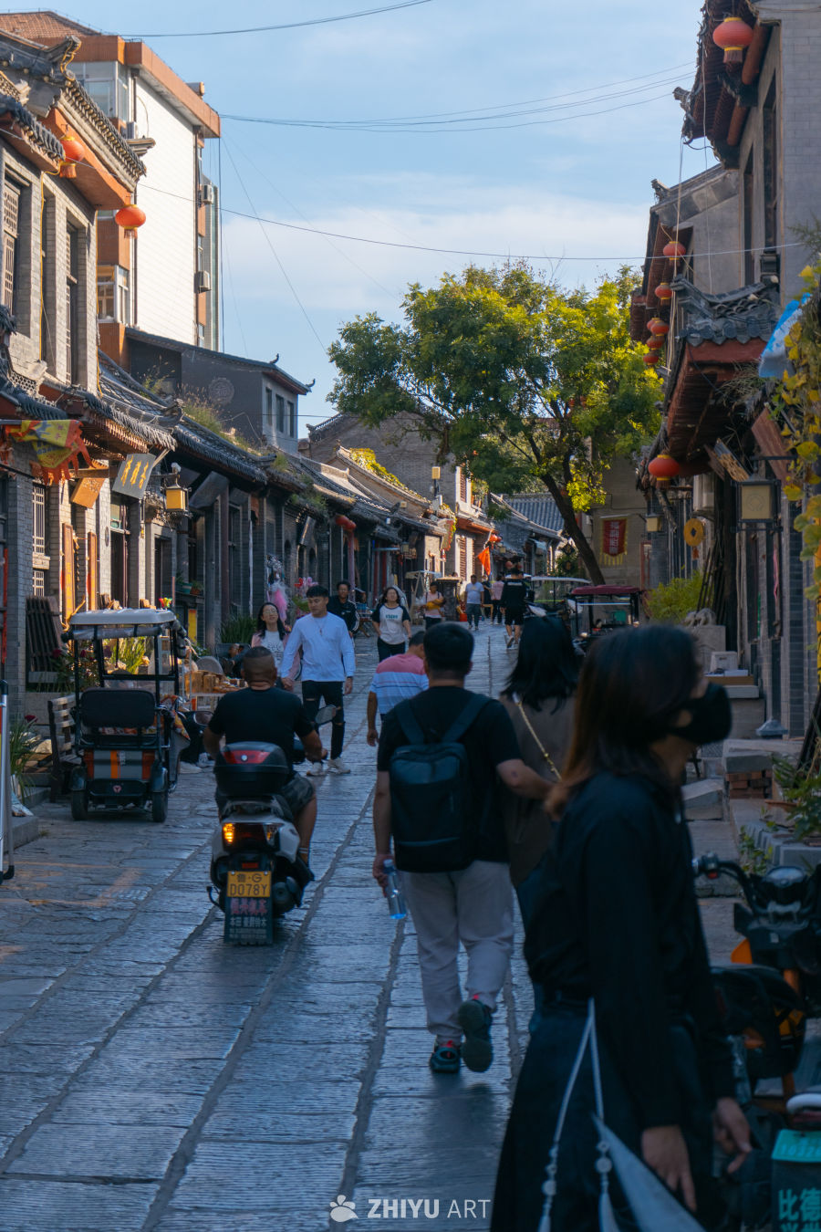 古街漫步：传统与现代的交融
