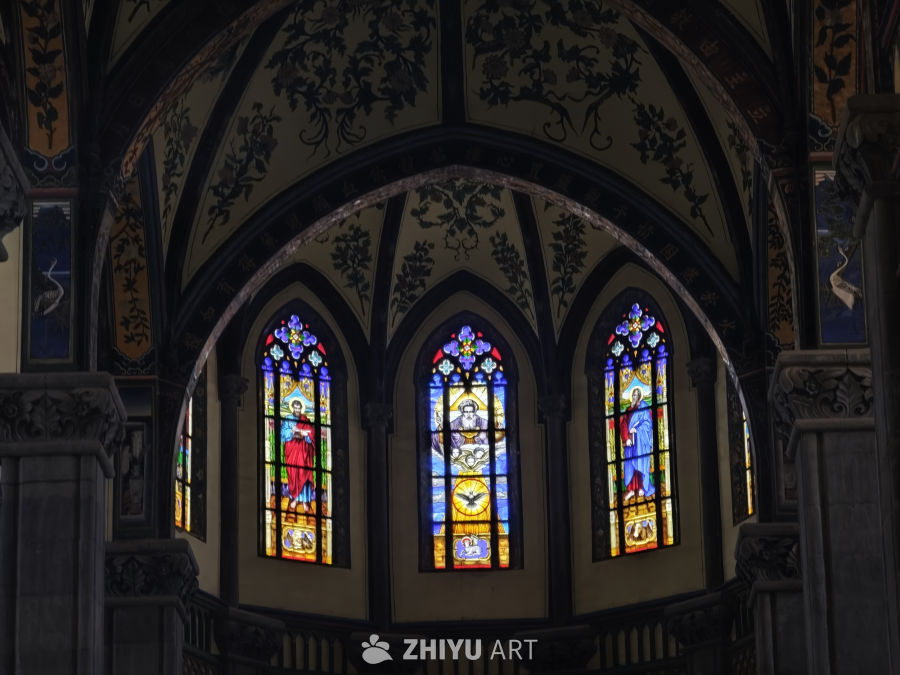 教堂彩色玻璃窗的神圣之美