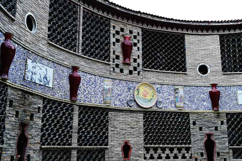 江西景德镇浮梁新平村的景点千年瓷宫内墙面