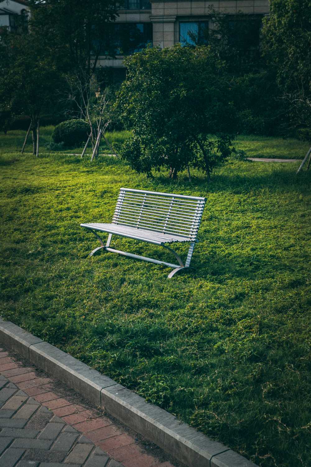 白色椅子 公园 草坪