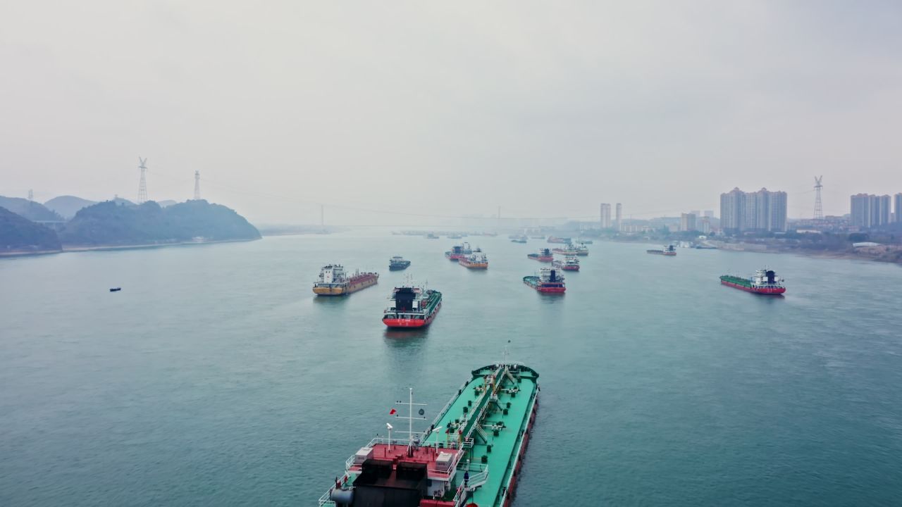 湖北宜昌长江上的轮船航拍