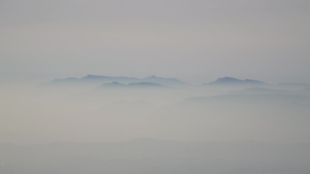 山顶的山水画