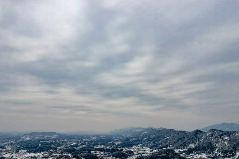 田园乡村冬天雪景航拍图 