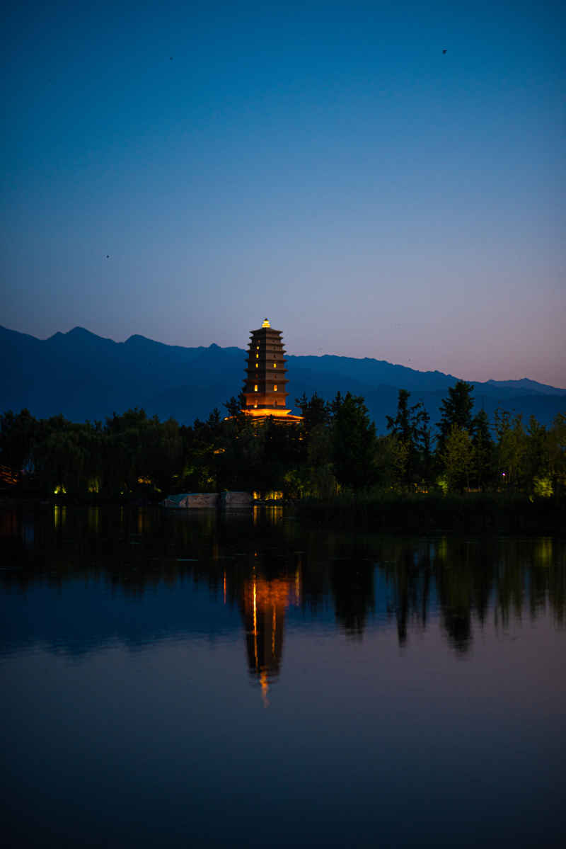 蓝调时刻下的湖和塔