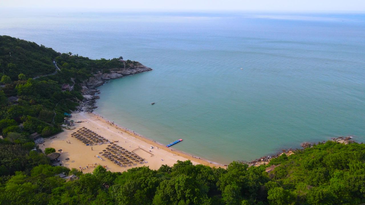 4K航拍连云港连岛景区地标苏马湾沙滩观景台