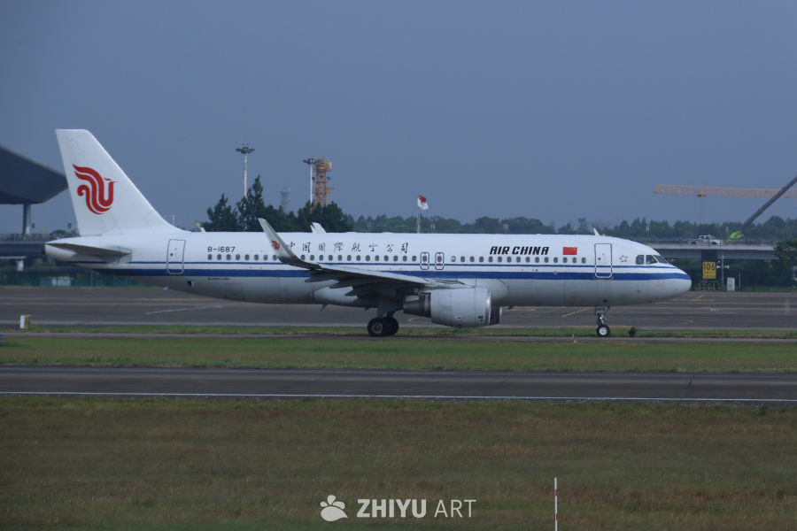 中国国际航空公司的飞机在机场跑道上