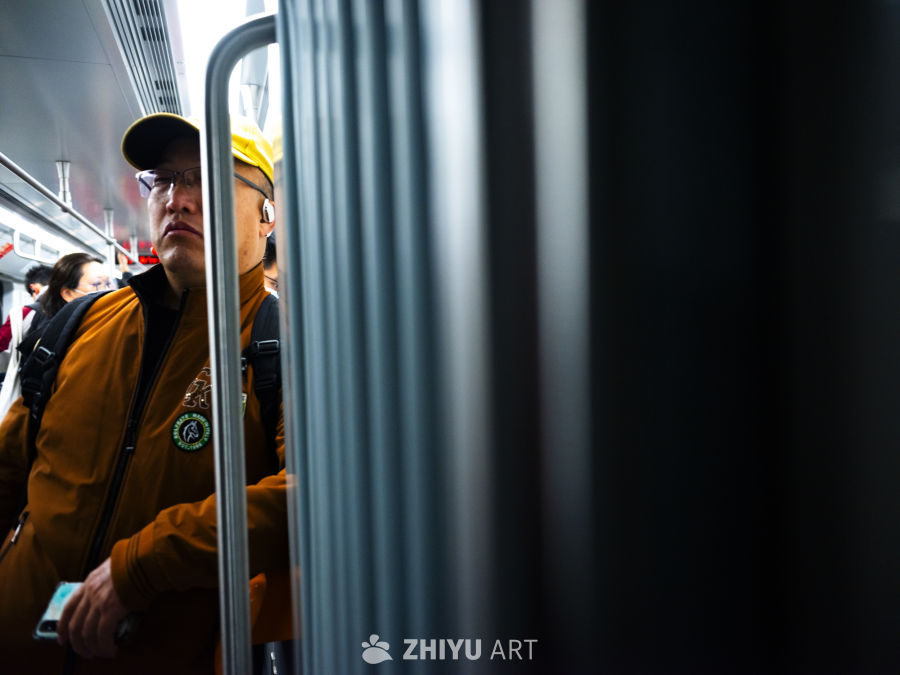 地铁上的日常瞬间