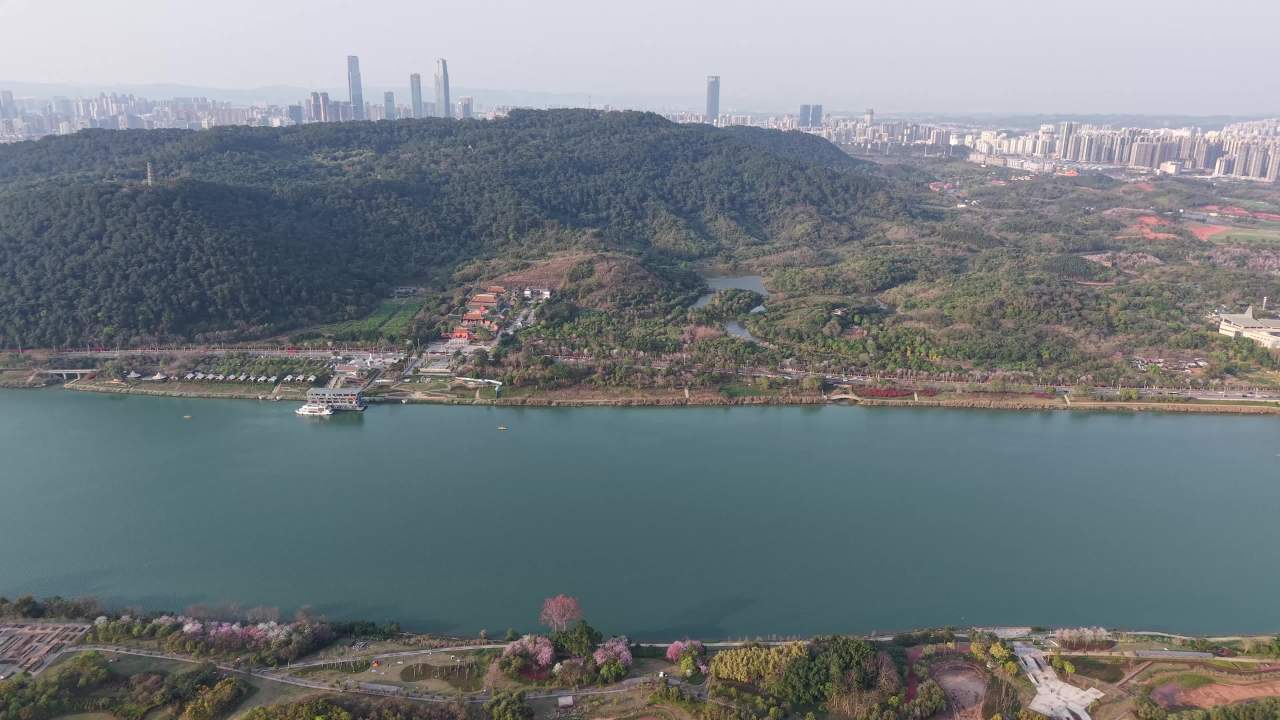 湖畔山城风光
