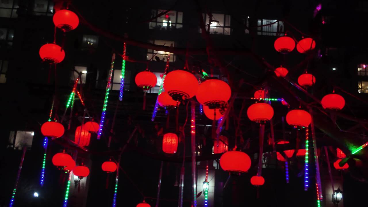 夜幕下的红灯笼装饰