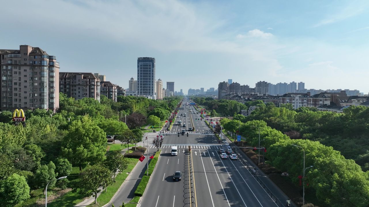 4K航拍江苏昆山城市道路国庆氛围 6