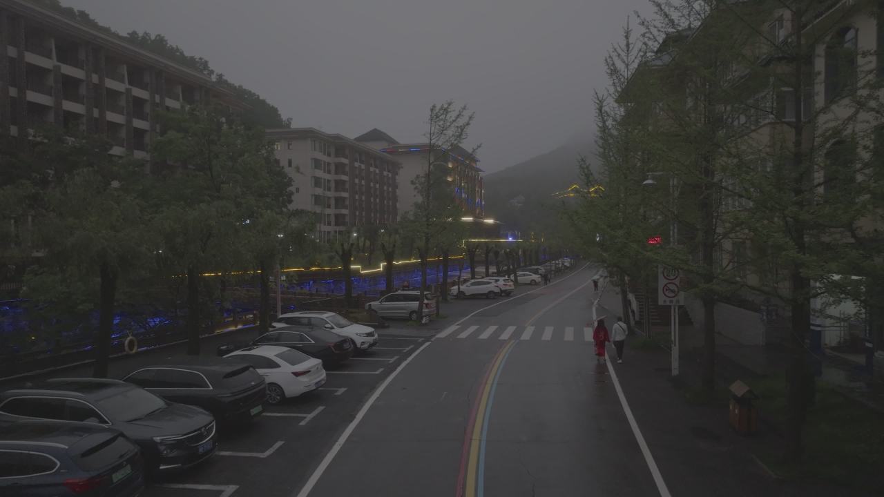 雨夜街道灯火辉煌