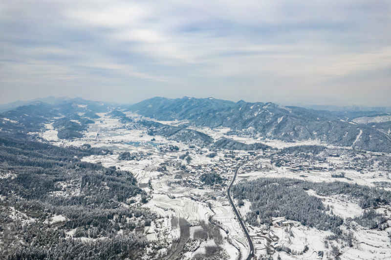 冬天丘陵山川农田美丽乡村雪景航拍图 
