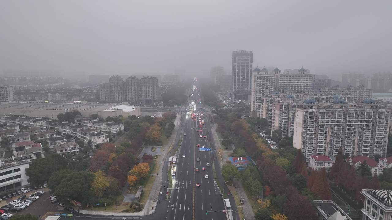航拍雨雾天气下的昆山城镇风光 1