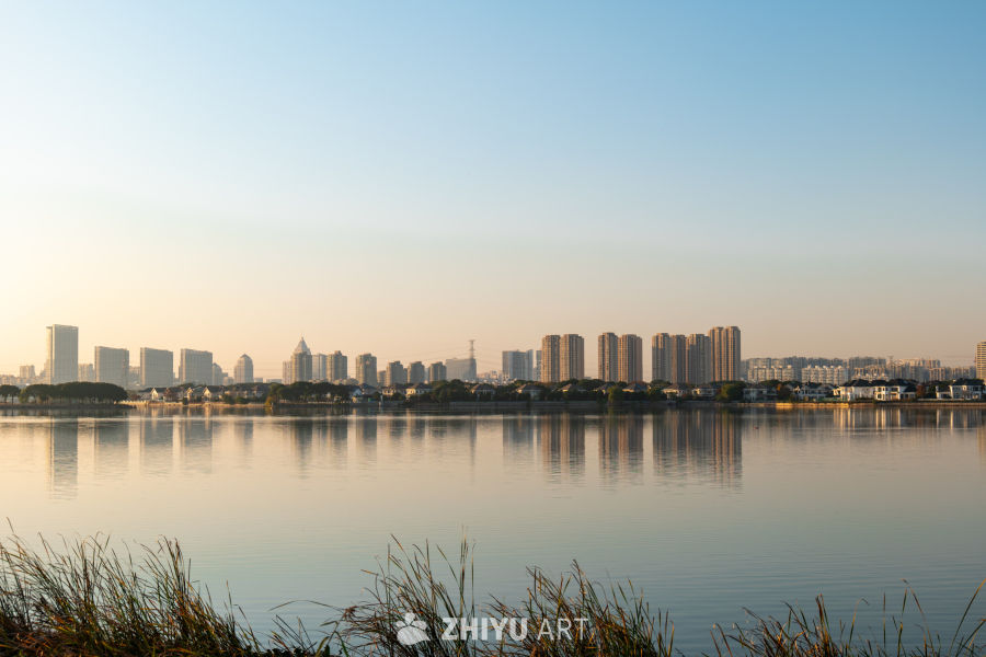 湖畔城市晨景