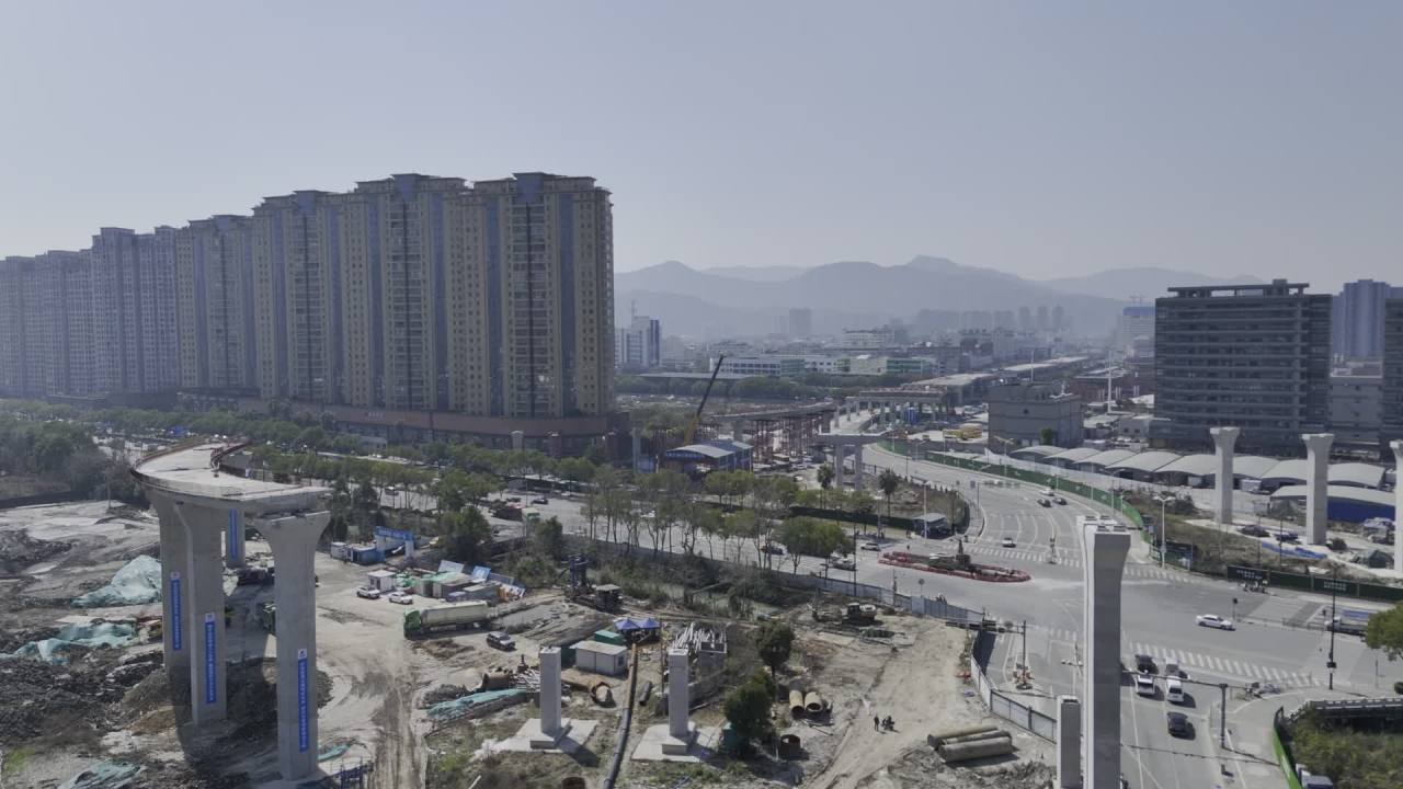 城市建设中的繁忙景象