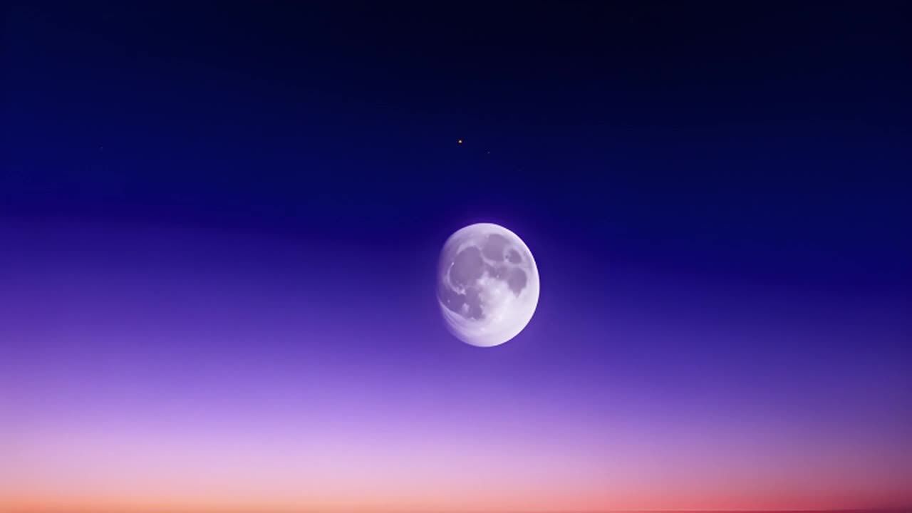 夜空中繁星点点，月亮在天空中轻轻地摇曳。天空呈现出