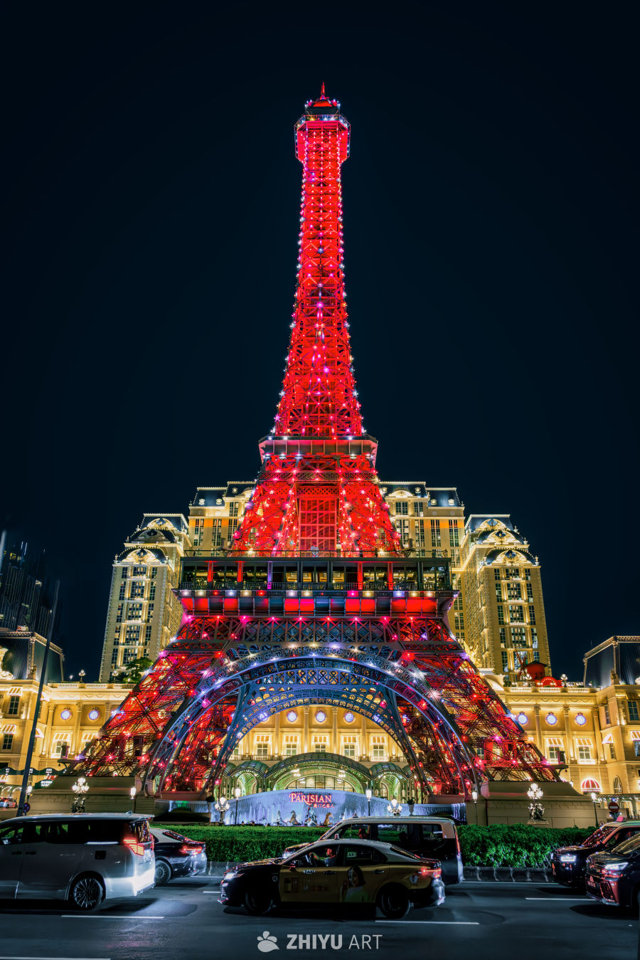夜幕下的埃菲尔铁塔灯光秀