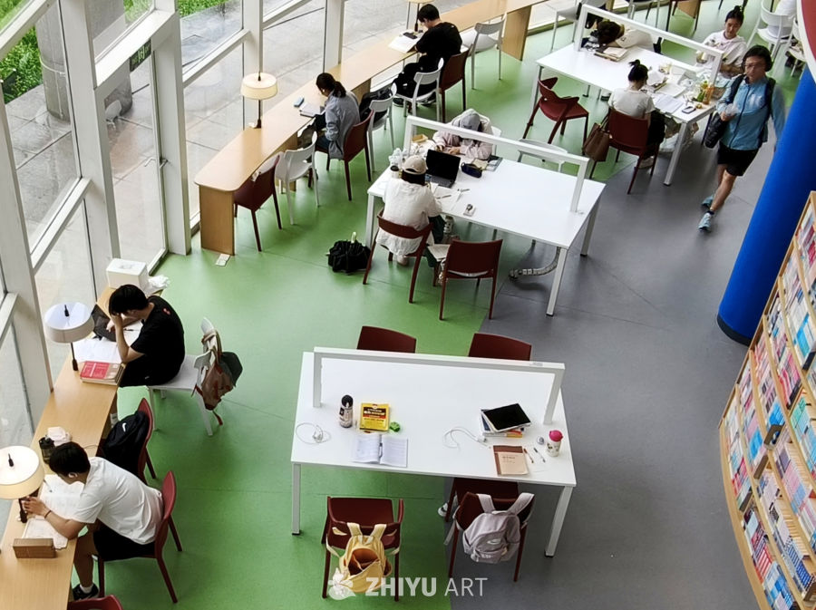 高空视角下的大学图书馆自习室