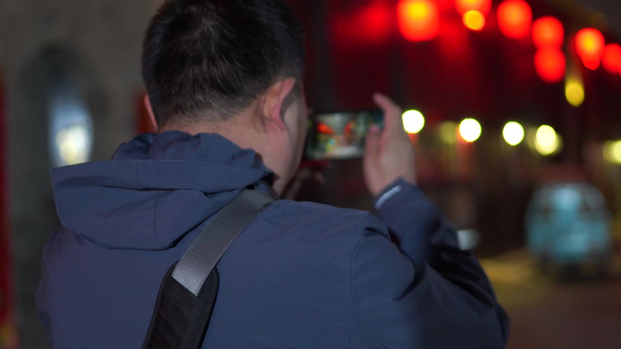夜色古街的灯光与人影