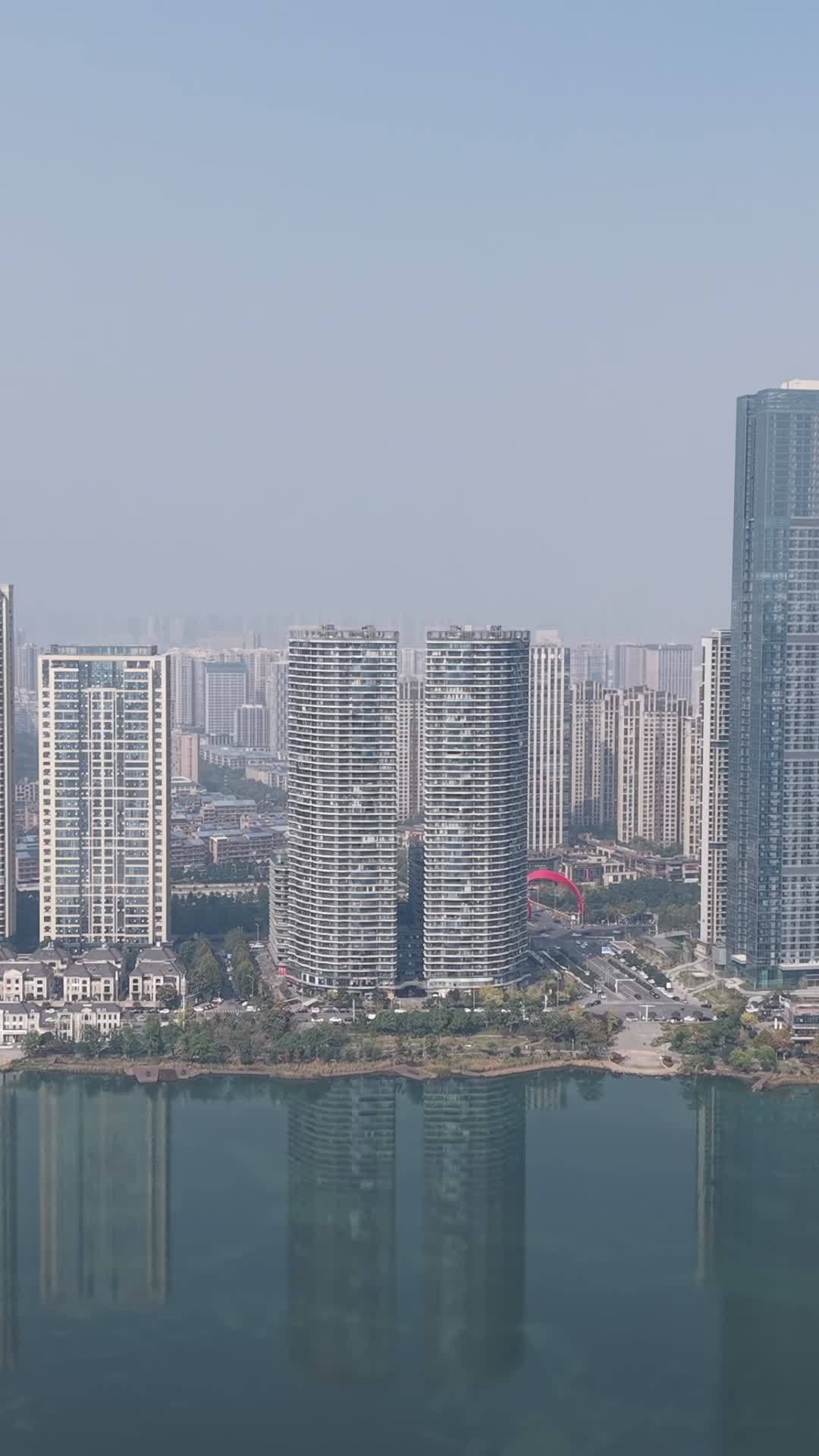 城市湖畔的宁静与现代