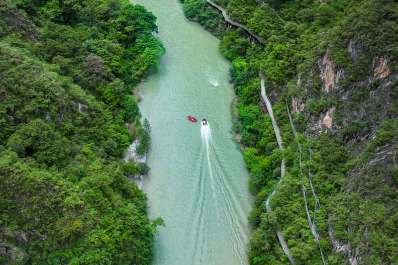 峡谷快艇