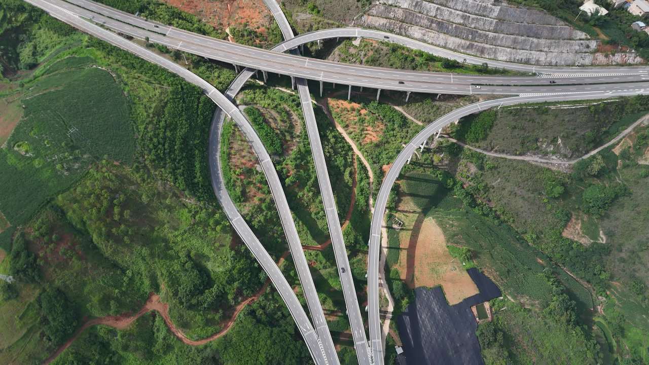 蜿蜒山间高速公路