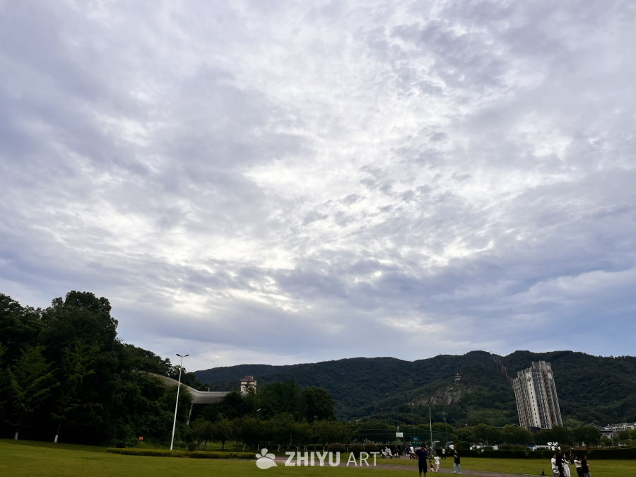 山间绿意与城市一隅