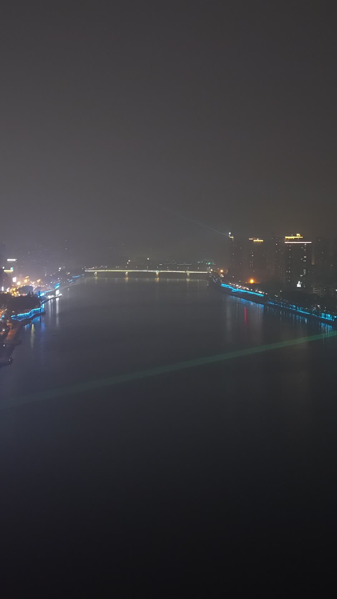 夜幕下的河畔灯火