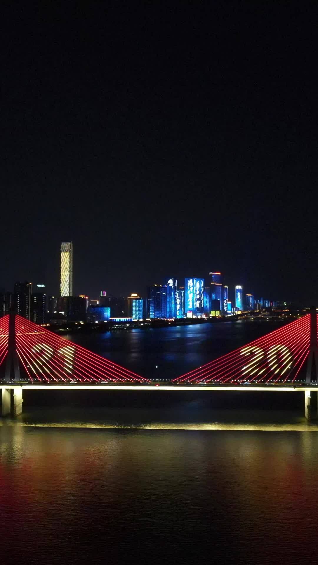 霓虹下的都市夜景