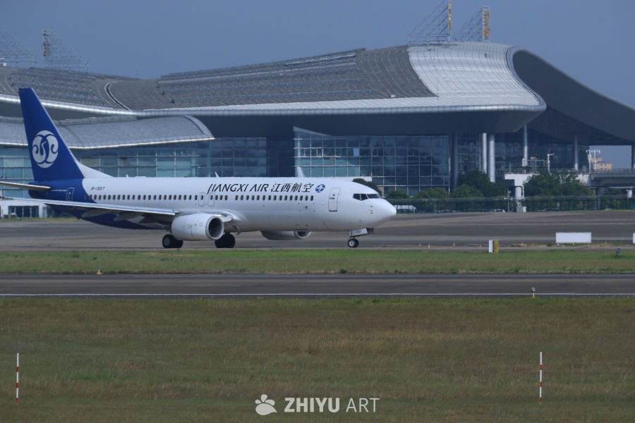 江西航空飞机在机场跑道上