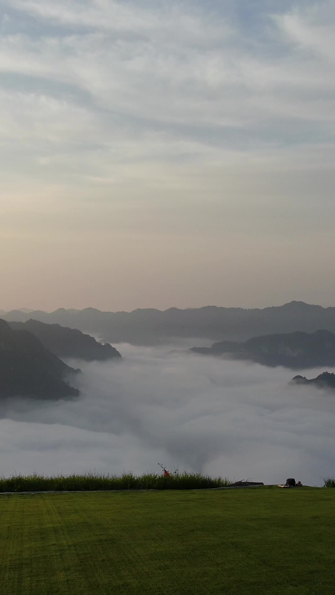 云海山峦晨景