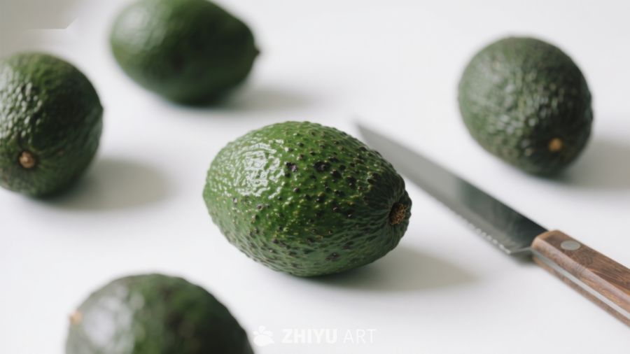 新鲜牛油果与刀具静物图