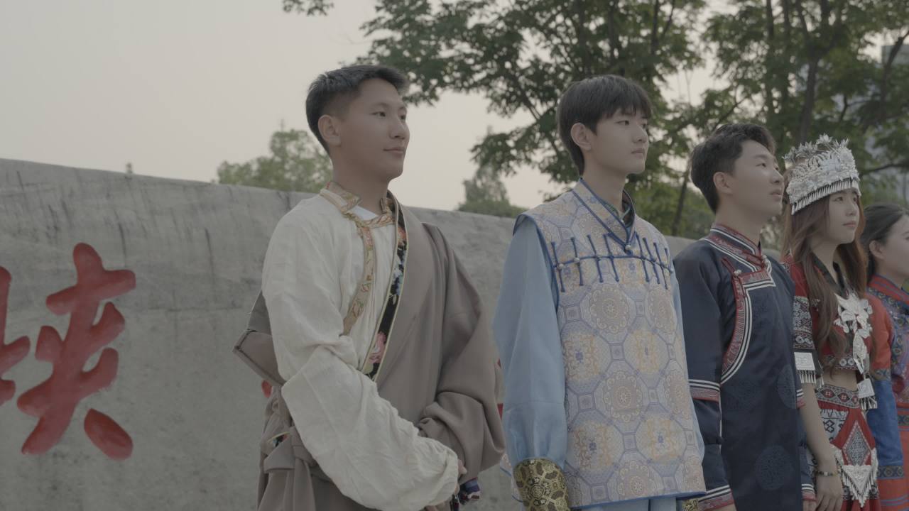 民族服饰舞动青春