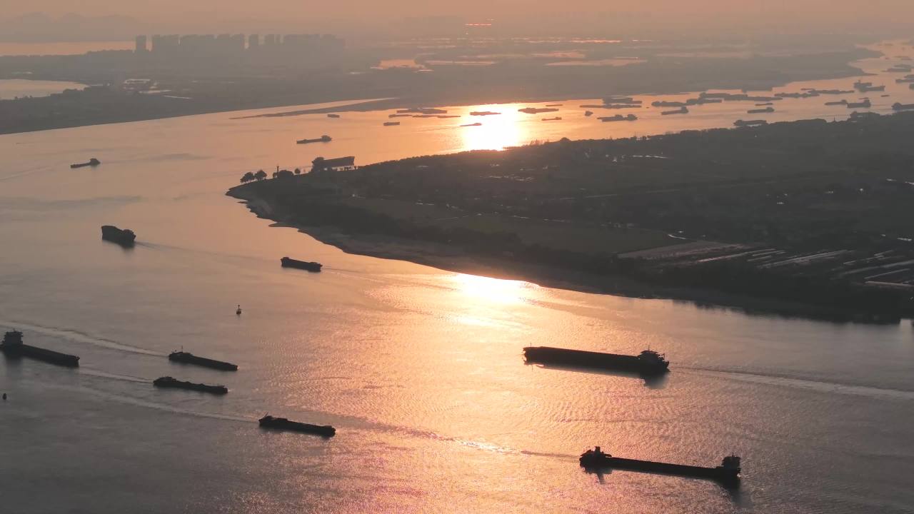 日落下的河流与货船