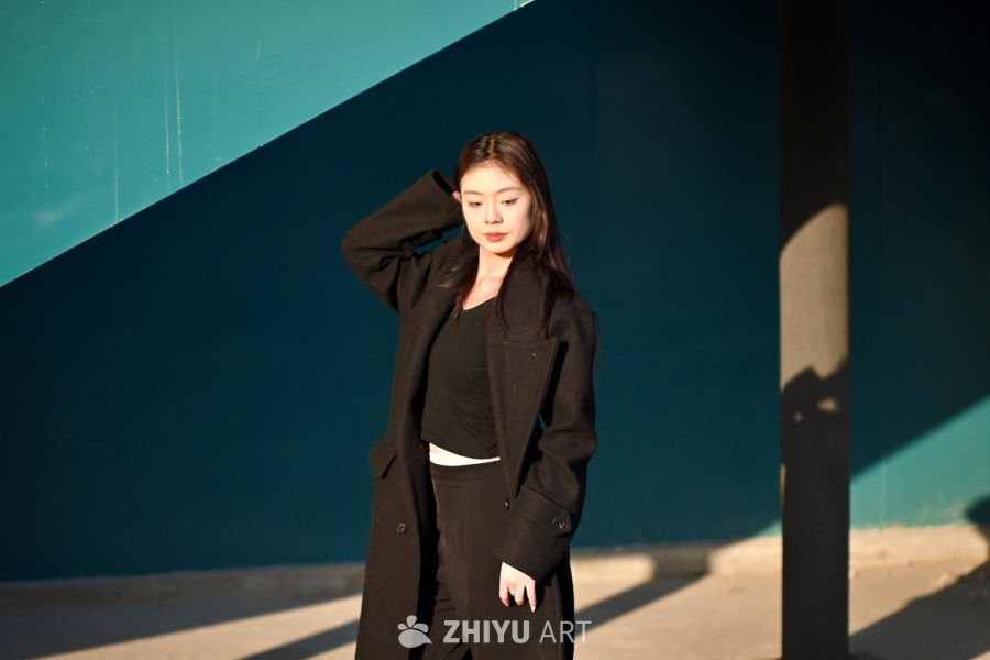 冬日光影下的简约时尚