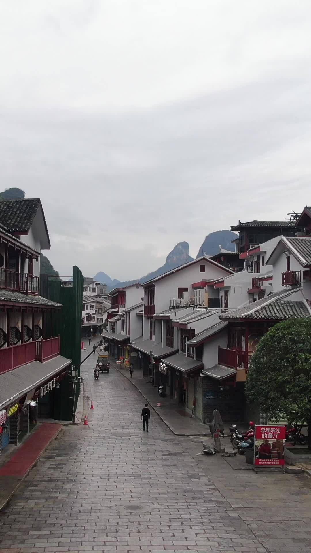 古街漫步，山间静谧