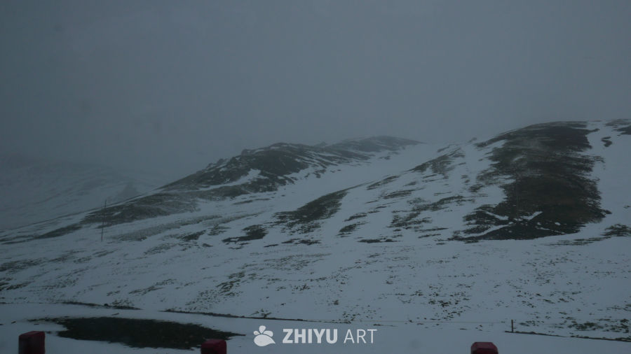 雪中山峰