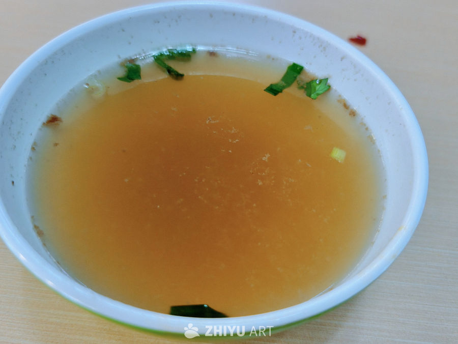 葱香点睛·白瓷碗里的醇香牛肉汤