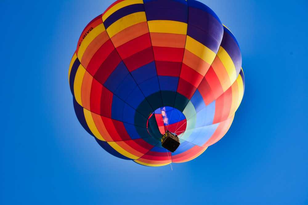 气球飞行颜色多彩