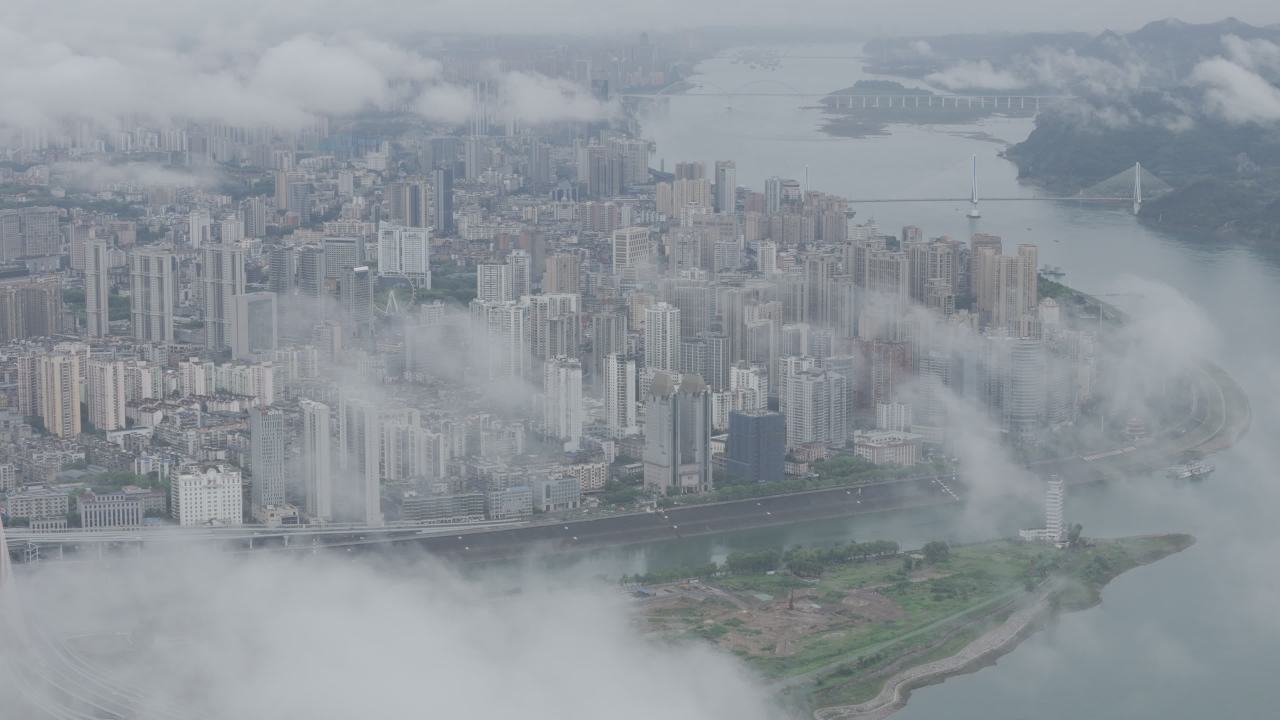 云雾缭绕的城市全景
