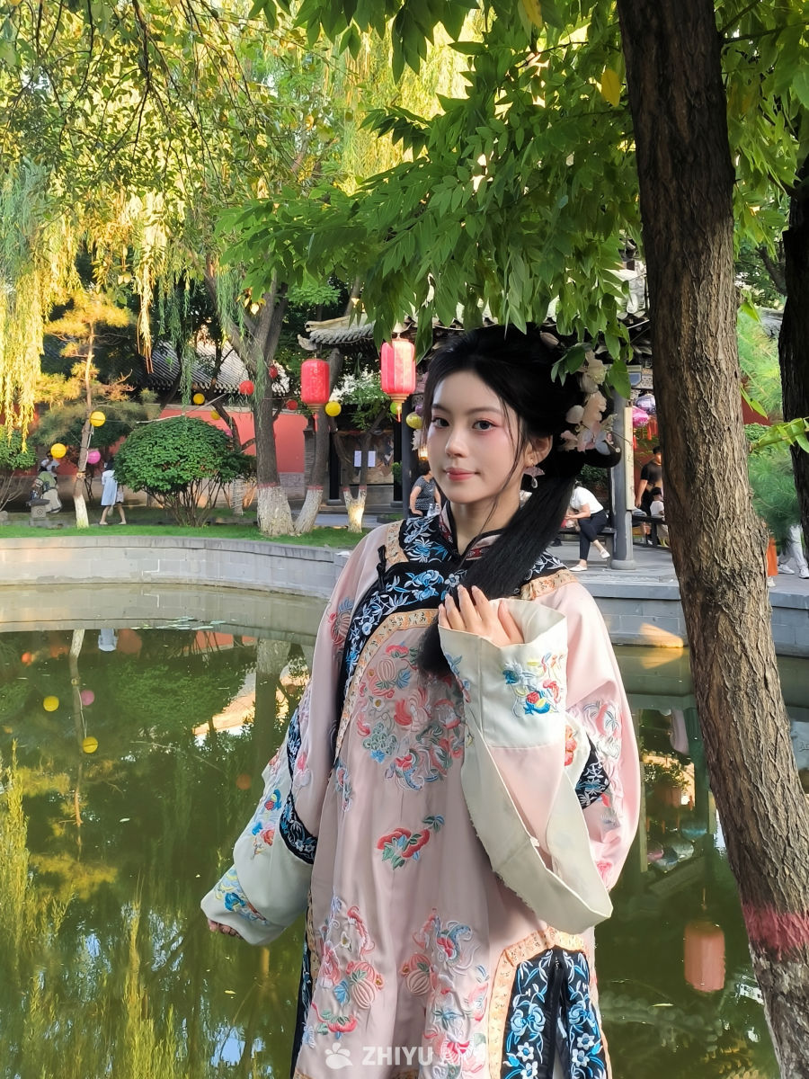 古装女子游园林