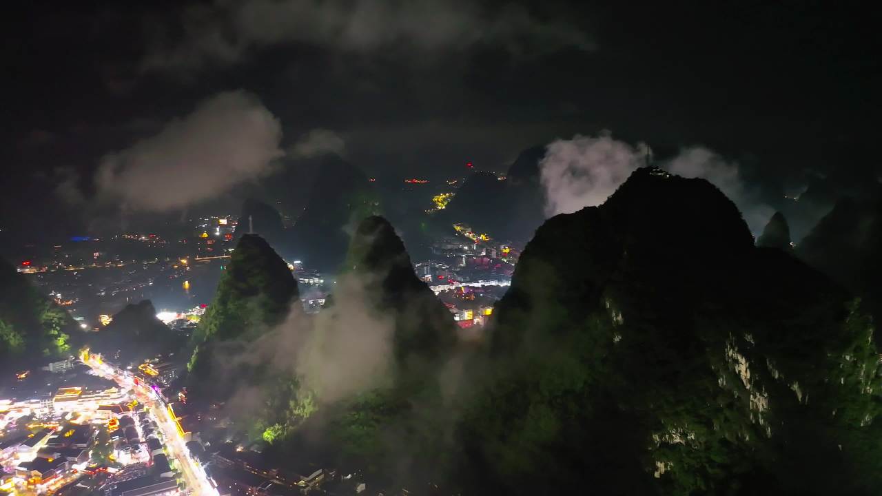 夜幕下的山水之城
