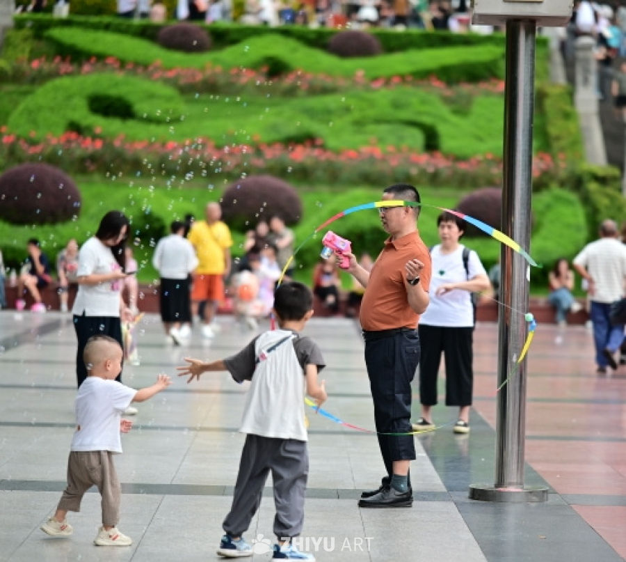 父亲与孩子玩泡泡