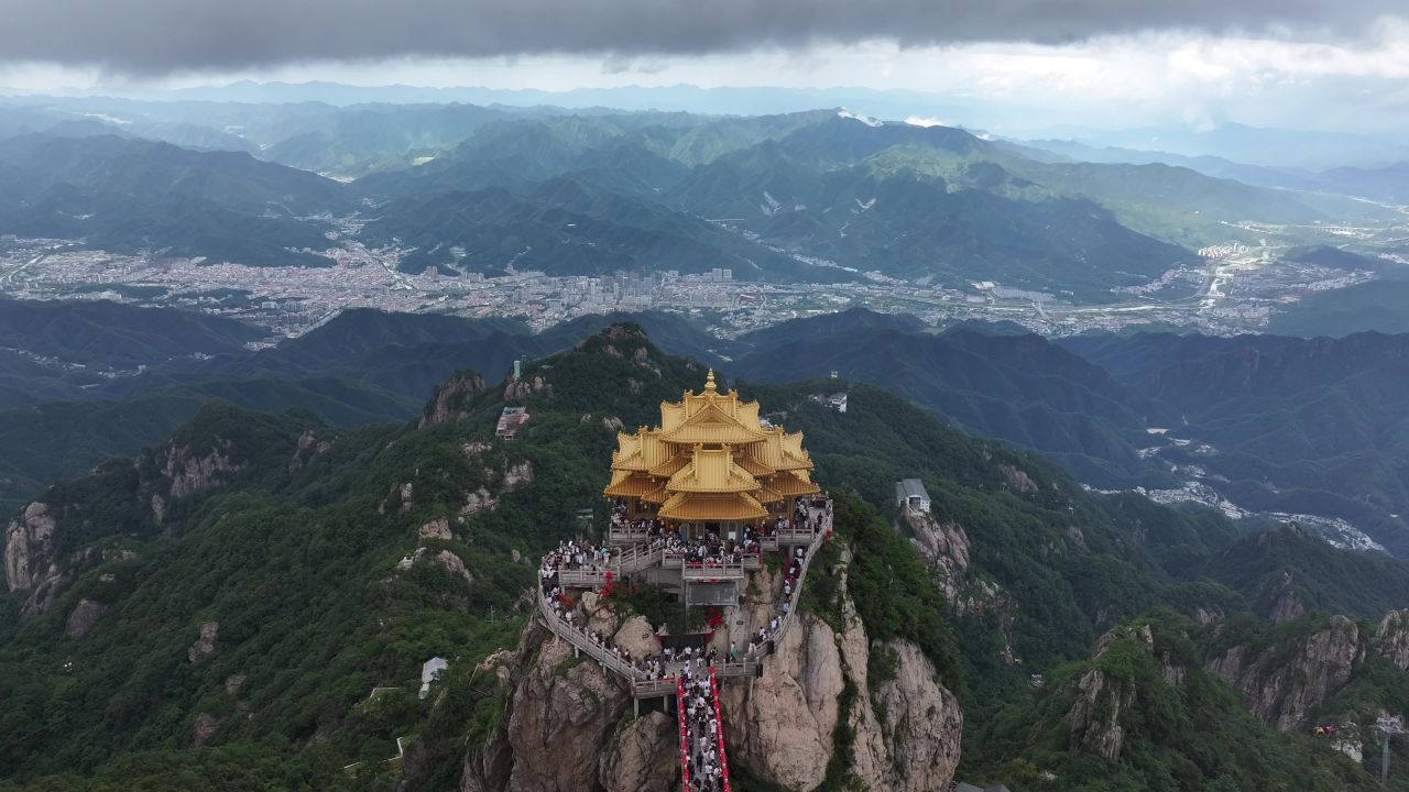 老君山4K航拍云雾山之中 17