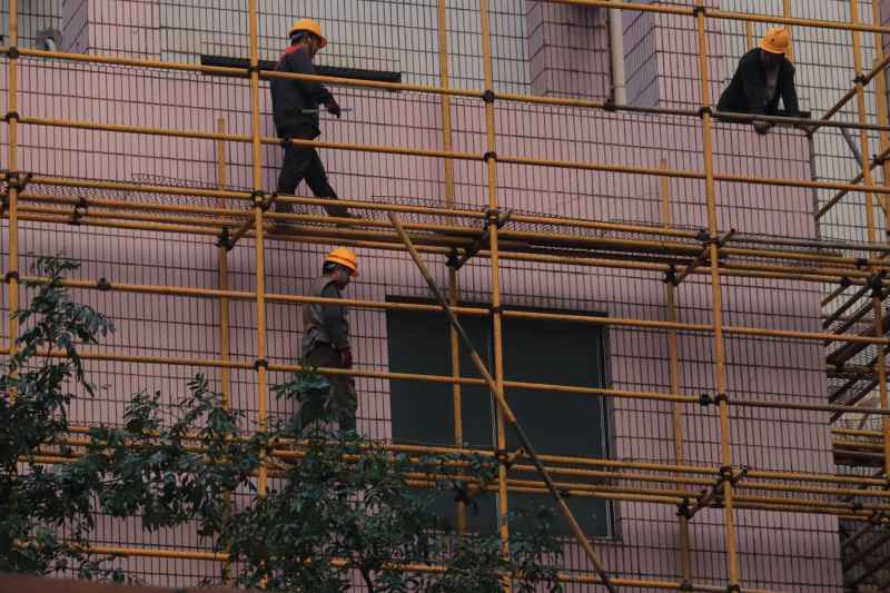 建筑工地忙碌的工人