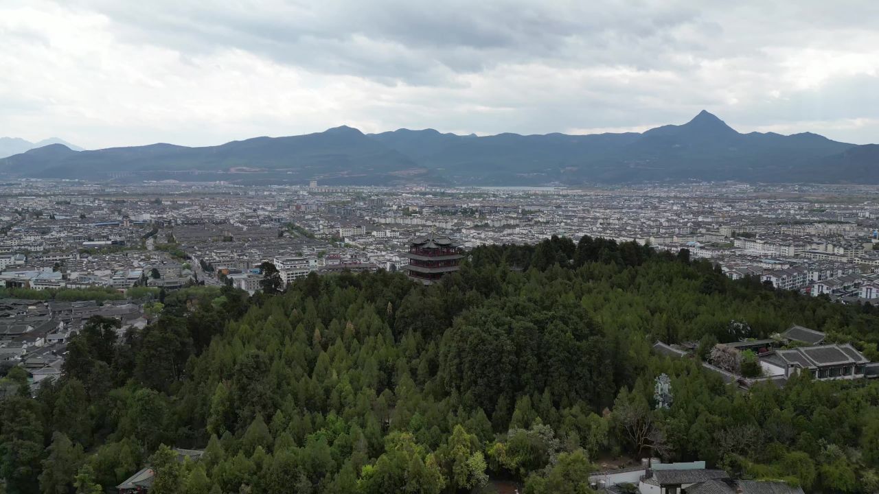 航拍云南丽江古城狮子山景区